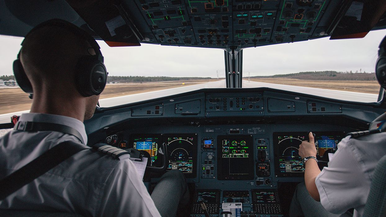 Cada avión necesita siete pilotos, considerando los periodos de descanso y entrenamiento.