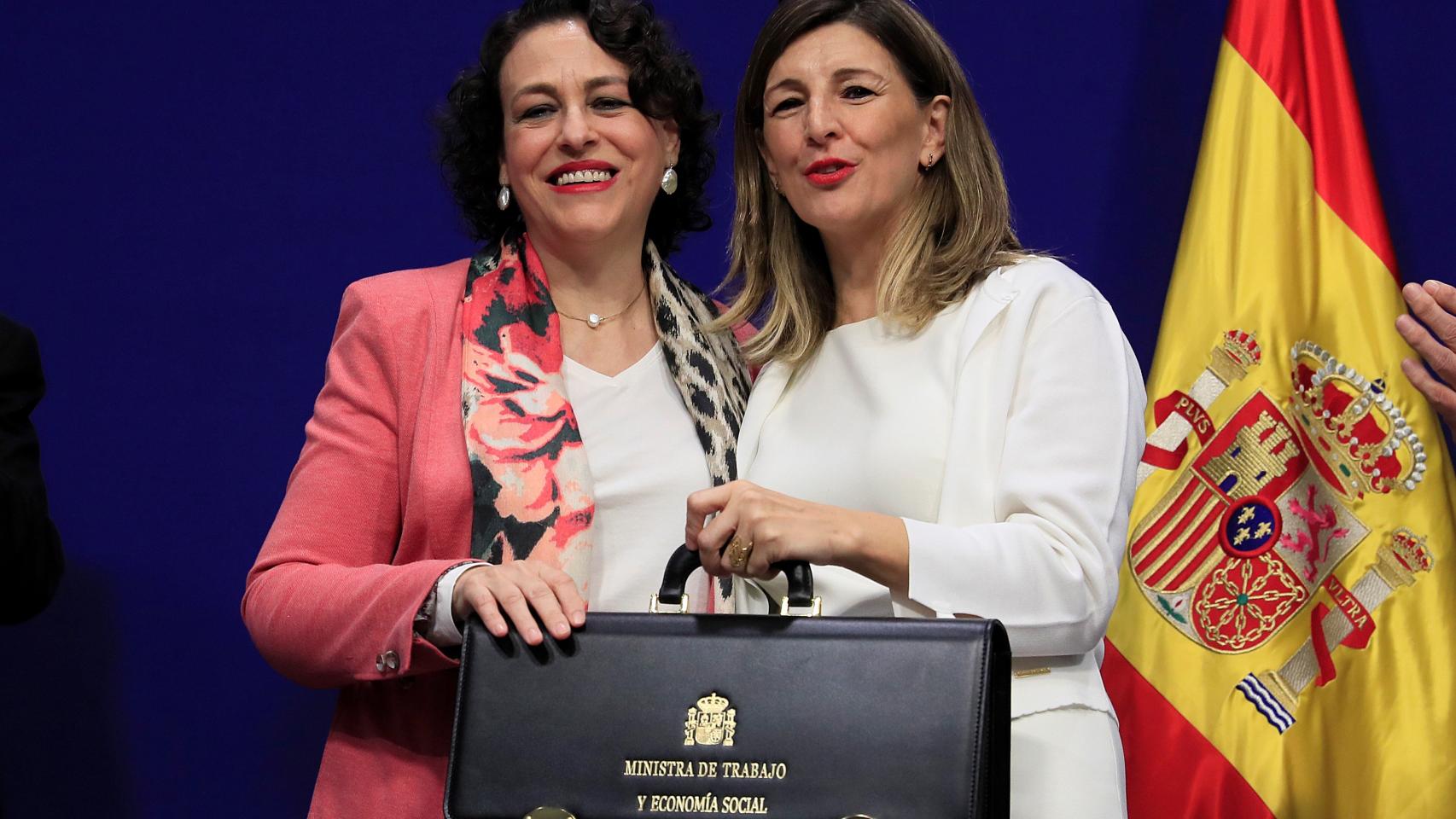 Magdalena Valerio, exministra de Trabajo y Seguridad Social, hace entrega de la cartera de Trabajo a Yolanda Díaz.