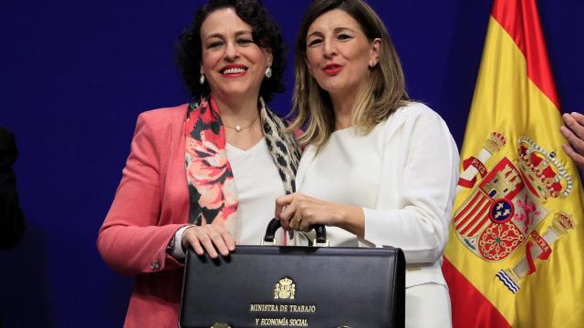 Magdalena Valerio, exministra de Trabajo y Seguridad Social, hace entrega de la cartera de Trabajo a Yolanda Díaz.