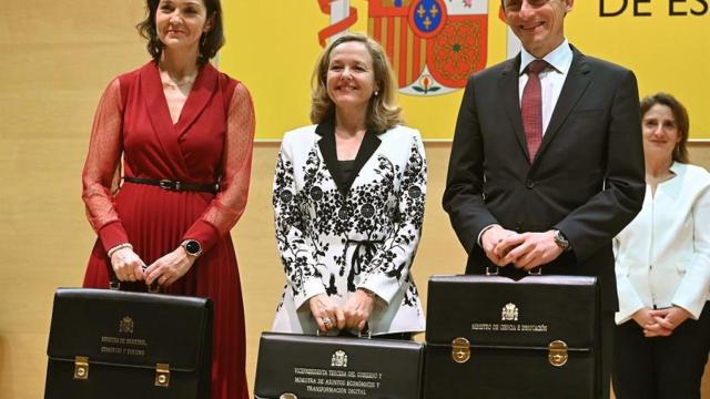 La vicepresidenta tercera del Gobierno y ministra de Asuntos Económicos y Transformación Digital, Nadia Calviño); la ministra de Industria, Comercio y Turismo, Reyes Maroto, y el ministro de Ciencia e Innovación, Pedro Duque.