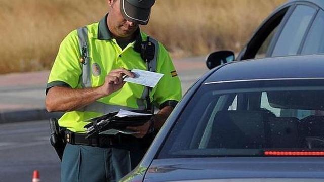 Un Guardia Civil en un control de carretera.