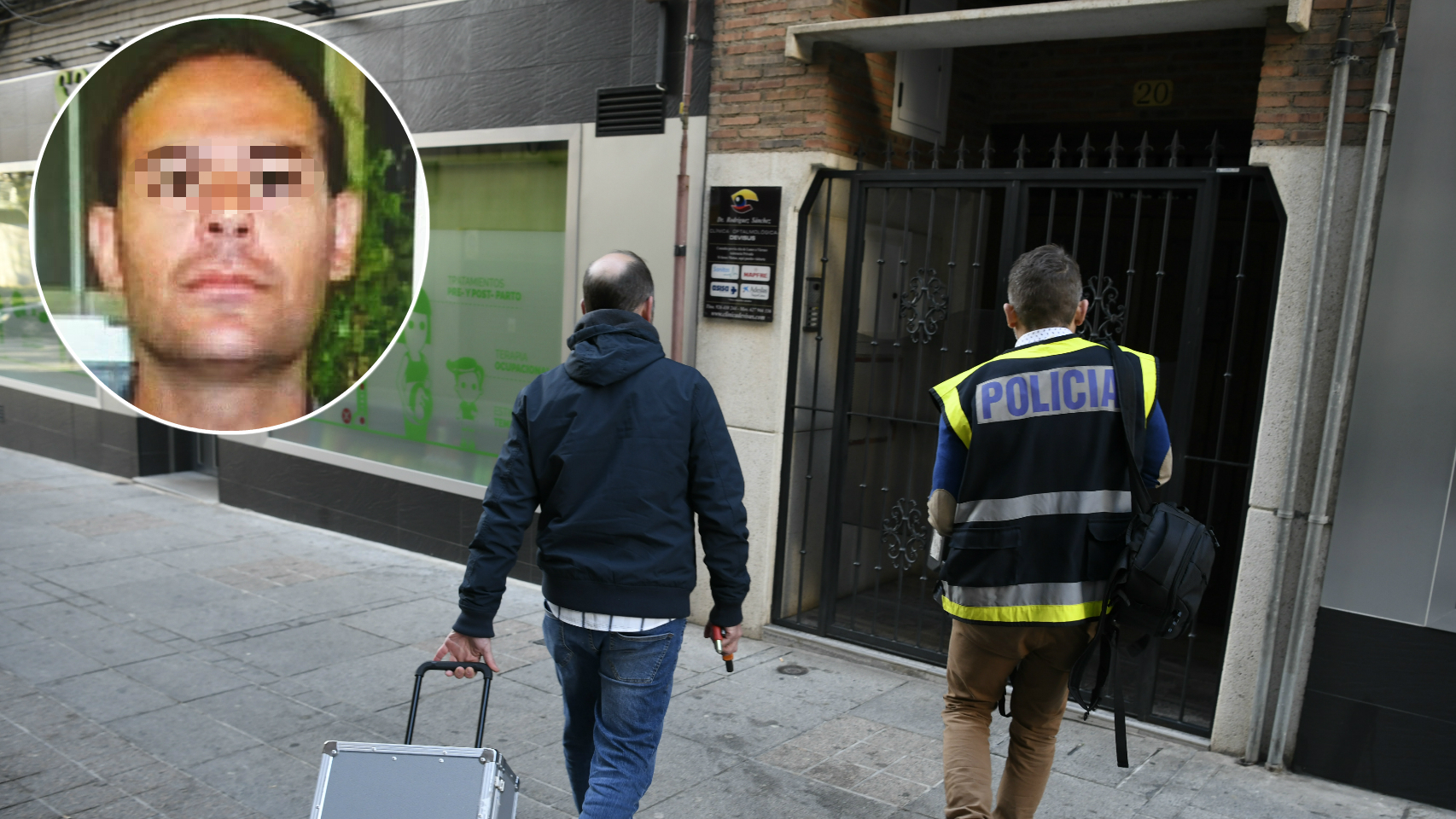 Agentes de la Policía científica entrando a la casa donde Antonio S. G, ha matado a su pareja.