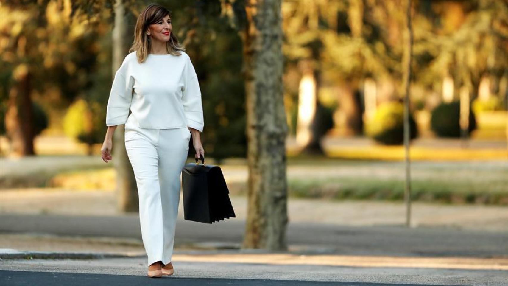 La ministra de Trabajo, Yolanda Díaz, llega al Palacio de la Moncloa para asistir al primer Consejo de Ministros del Gobierno de coalición.