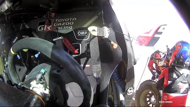 Fernando Alonso, ayudando a Nasser Al Attiyah con un cambio de rueda