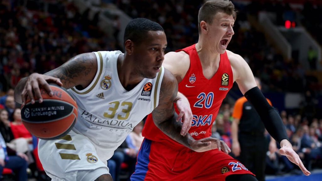 Thompkins y Vorontsevich, durante el partido el partio de Euroliga entre Real Madrid y CSKA