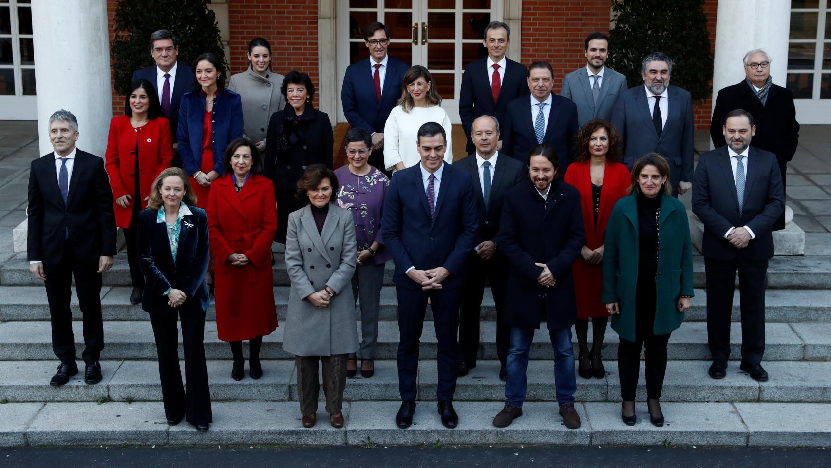 Pedro Sánchez y  sus vicepresidentes y ministros posan cuando llegan para asistir a la primera reunión del gabinete en el Palacio de Moncloa.