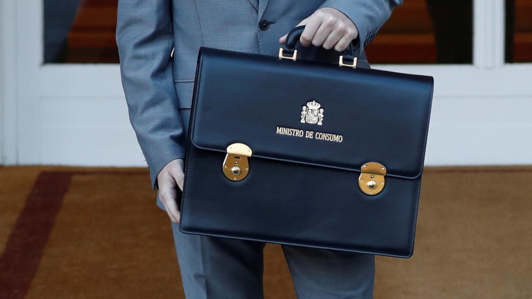 El ministro de Consumo, Alberto Garzón, llega para asistir a la primera reunión del gabinete en el Palacio de la Moncloa.