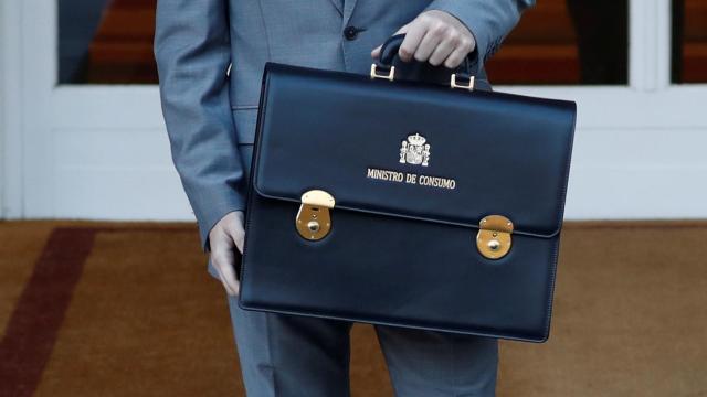 El ministro de Consumo, Alberto Garzón, llega para asistir a la primera reunión del gabinete en el Palacio de la Moncloa.