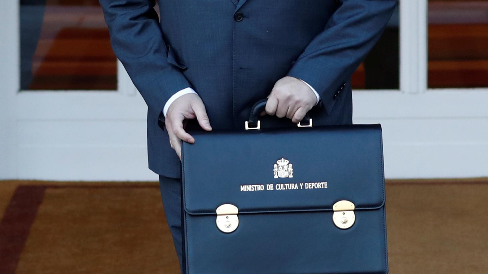 El ministro de Cultura y Deporte, José Manuel Rodríguez Uribes, llega para asistir a la primera reunión del gabinete en el Palacio de la Moncloa.
