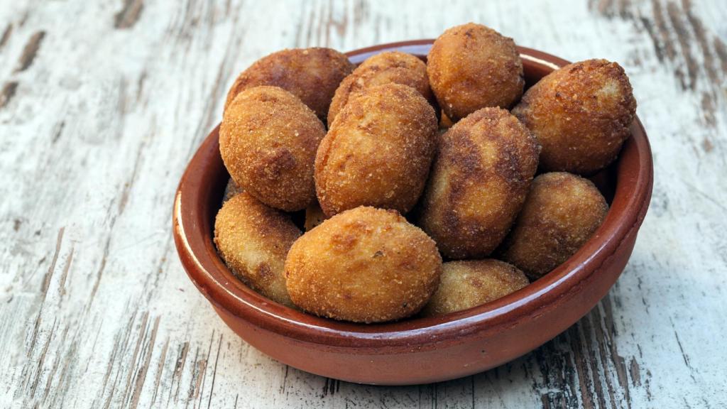 Un plato con croquetas.
