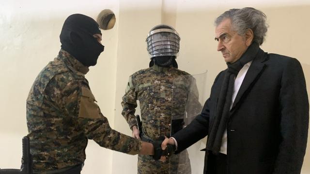 Cinco años después del rodaje de 'Peshmerga', Levy se reencuentra con las combatientes kurdos y sus prisioneros.