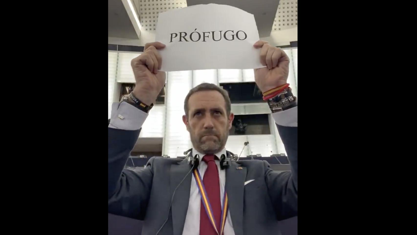 Bauzá muestra un cartel con la palabra 'prófugo' en el Parlamento Europeo en referencia a Puigdemont.