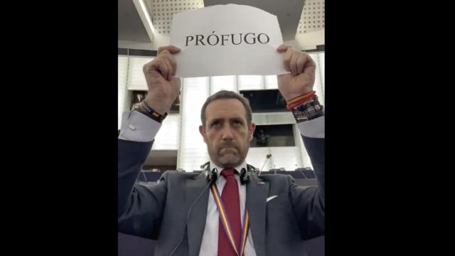 Bauzá muestra un cartel con la palabra 'prófugo' en el Parlamento Europeo en referencia a Puigdemont.