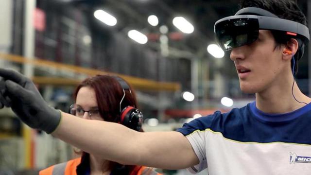 Un operario industrial, ante un proceso realizado con realidad virtual.