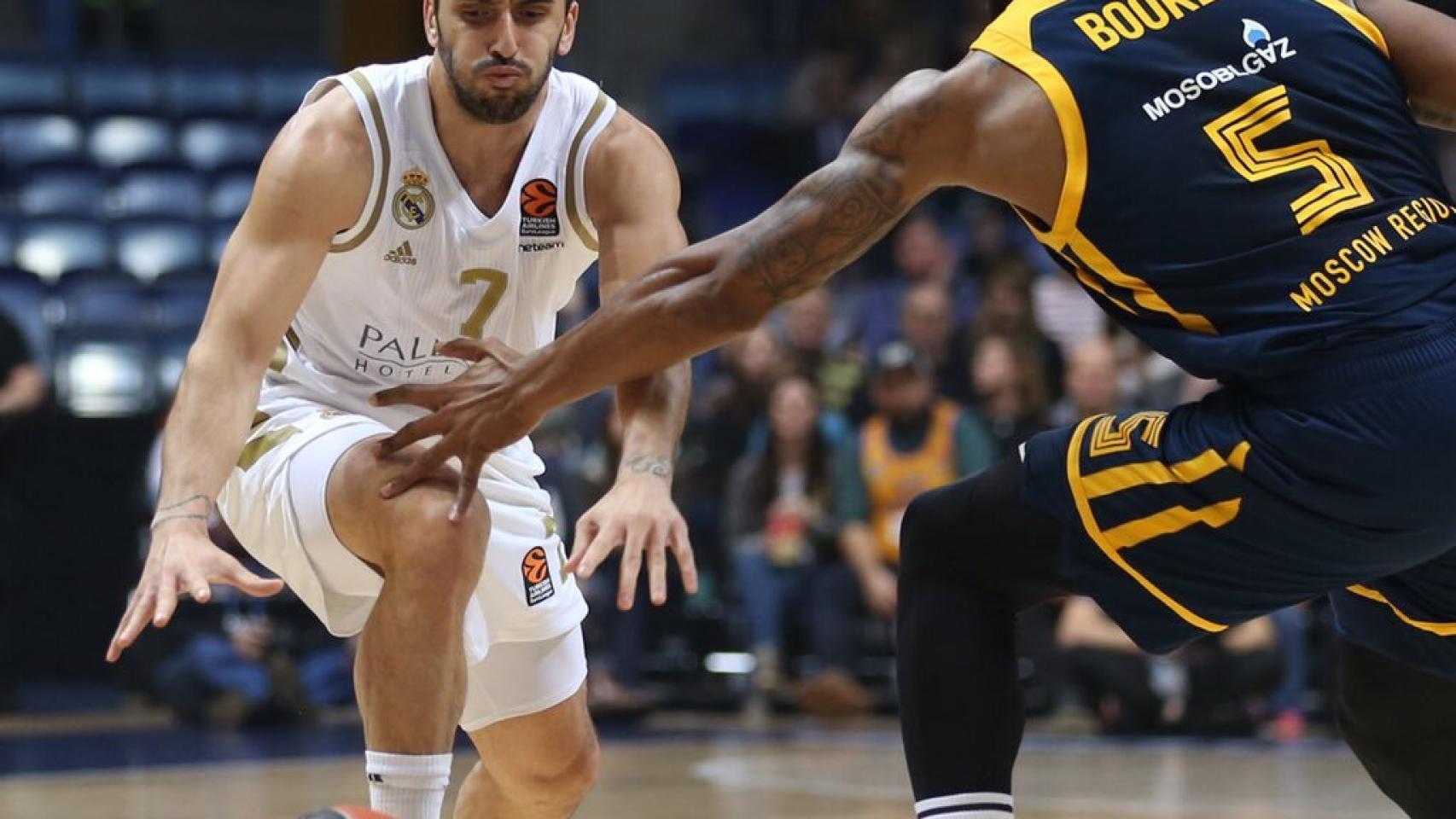 Campazzo y Booker, durante el partido de Euroliga entre Khimki y Real Madrid