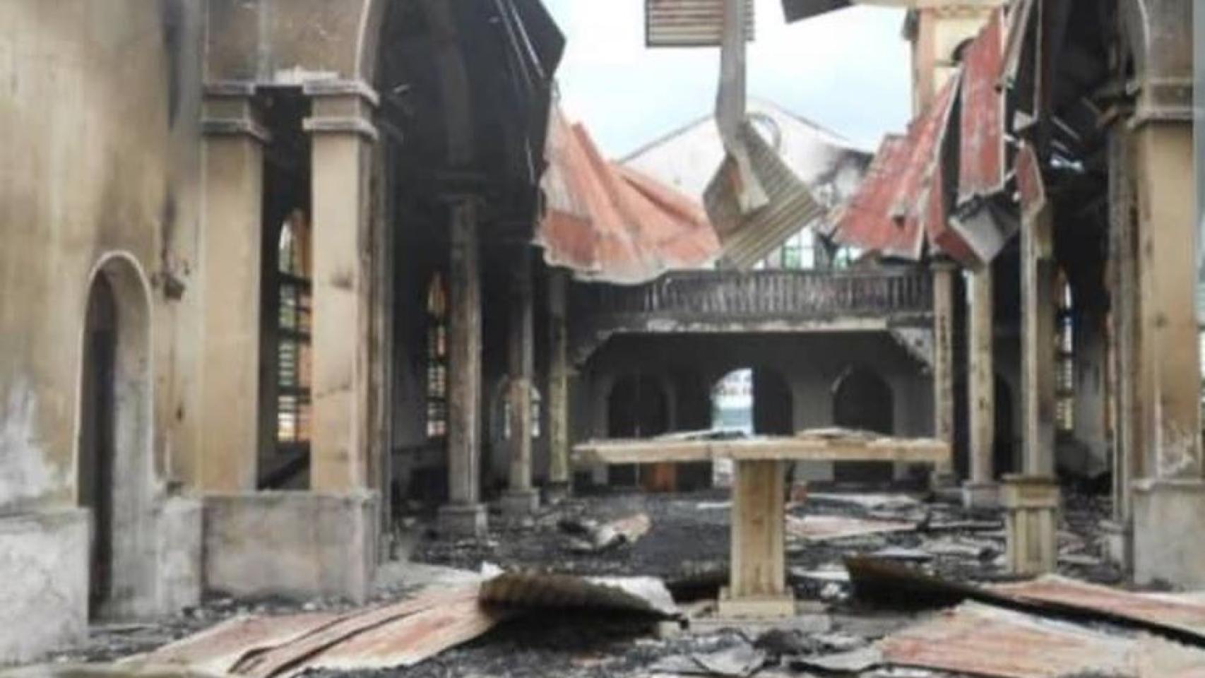 Interior de la catedral de Malabo tras el incendio.