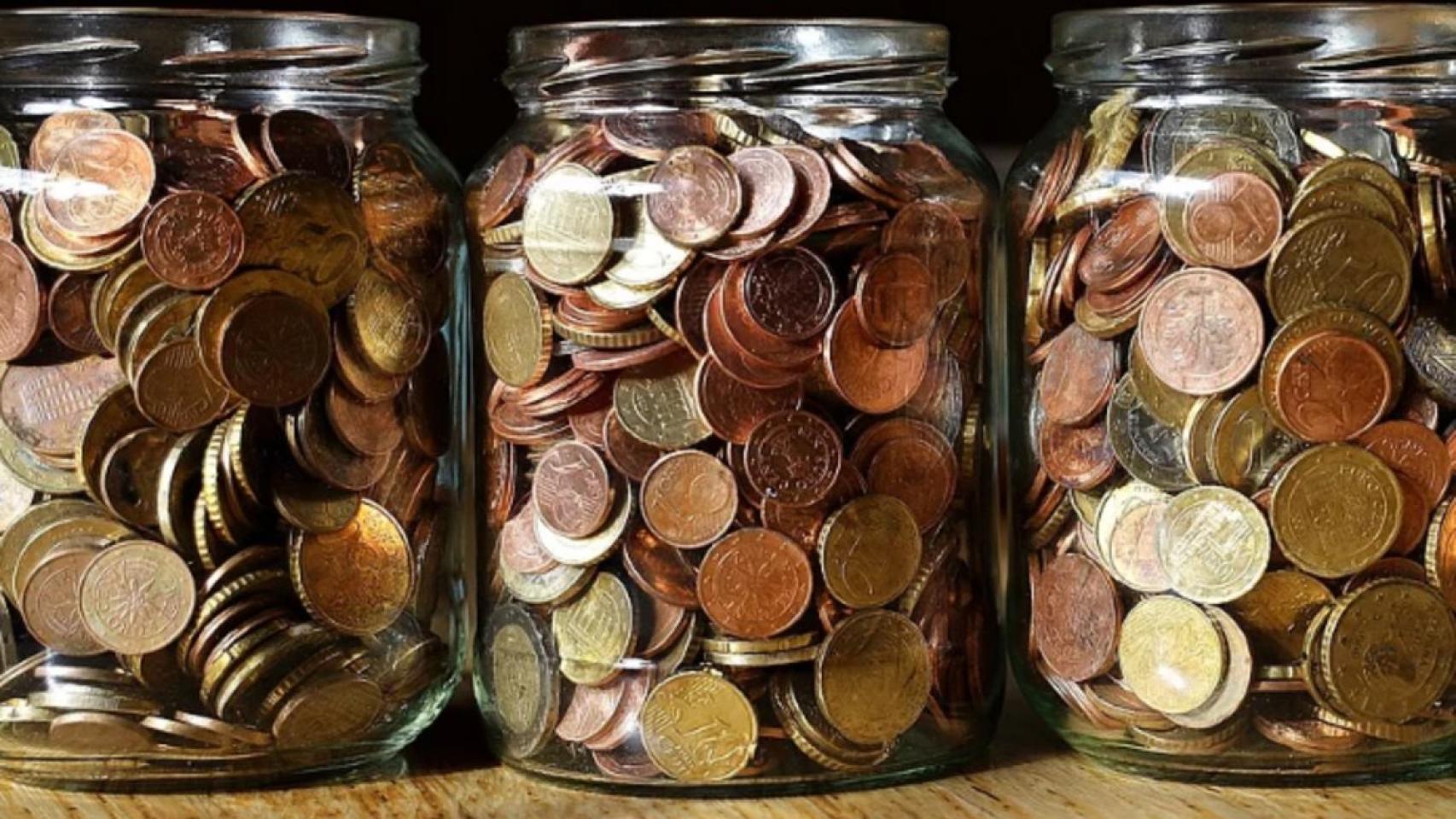 Monedas de euro en frascos.