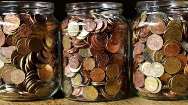 Monedas de euro en frascos.