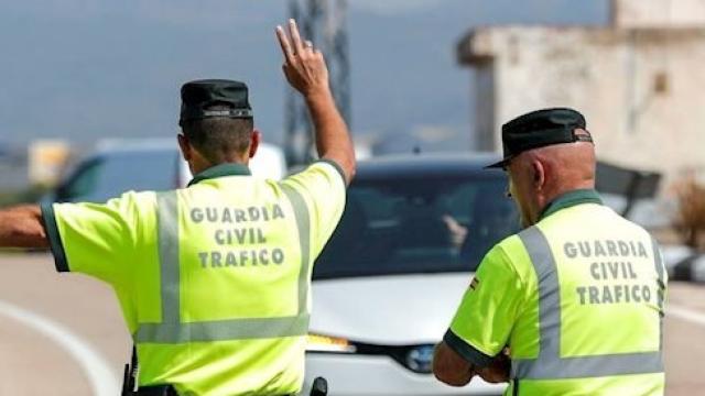 Además de conducir viendo una telenovela, iba sin cinturón.