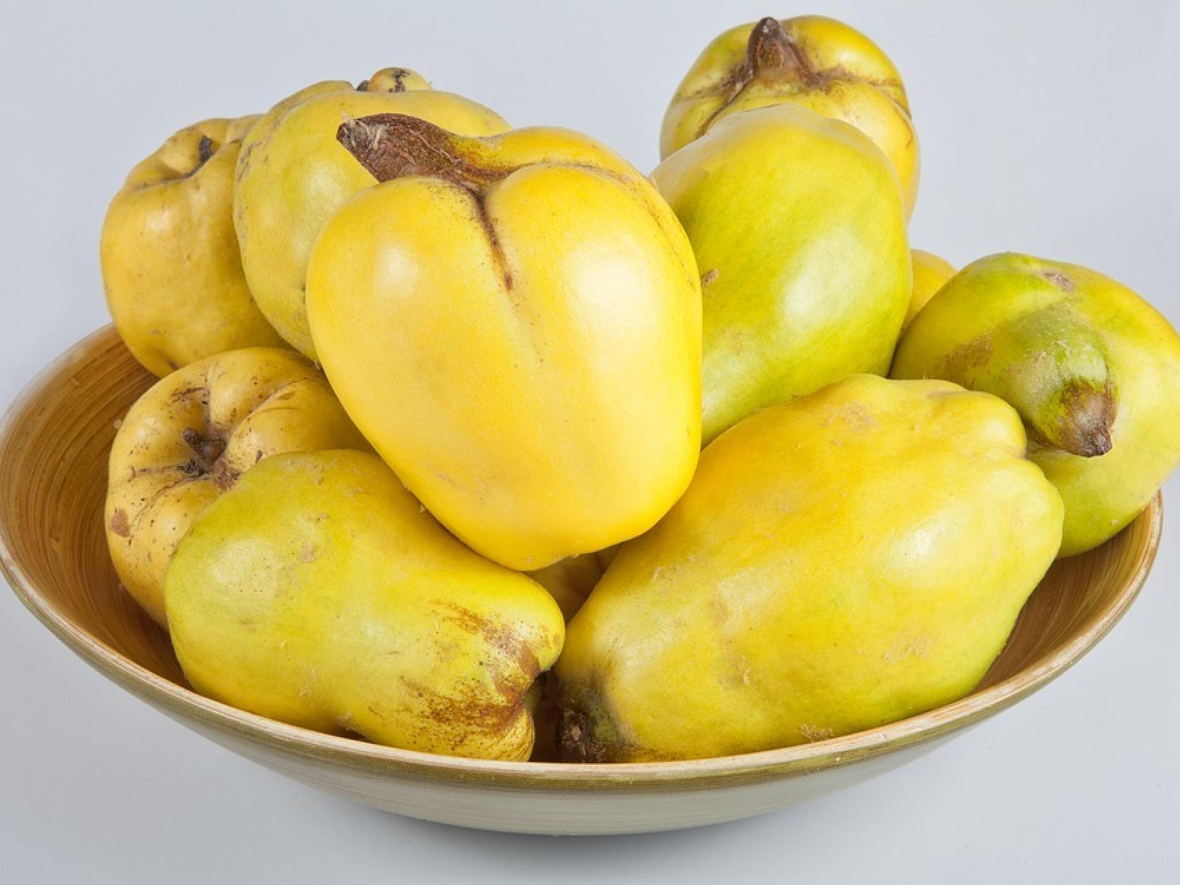 Unos membrillos sobre un plato.