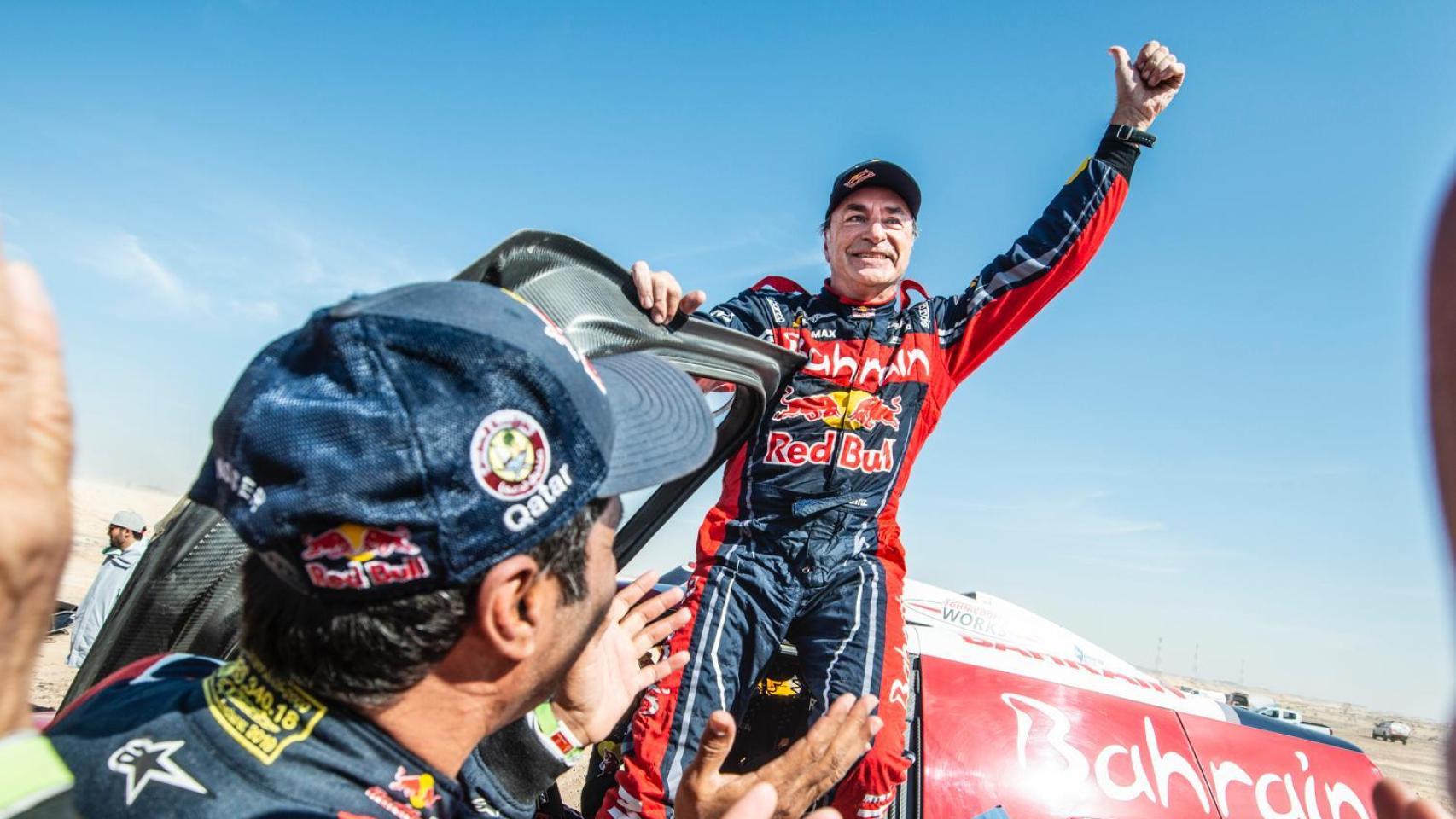 Carlos Sainz baja victorioso de su Mini tras concluir la última etapa del Dakar, en Qiddiya.