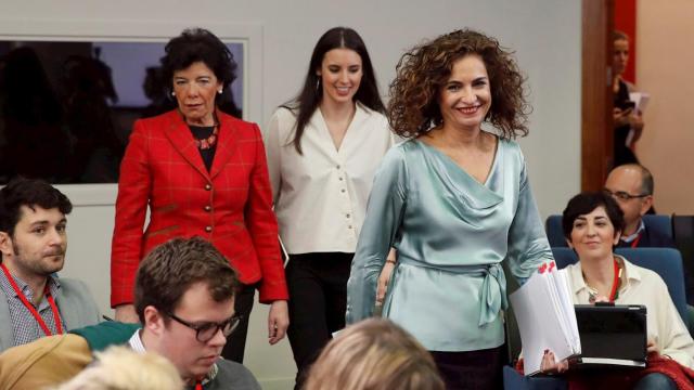 La ministra portavoz y de Hacienda, María Jesús Montero, con Celaá e Irene Montero este viernes en Moncloa.