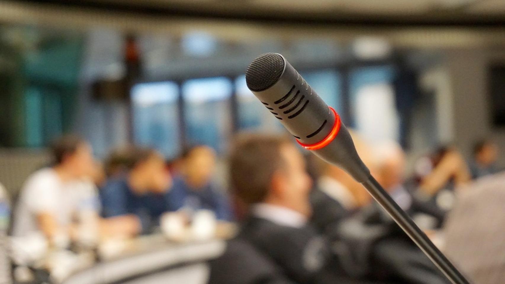 microphone-704255 1920