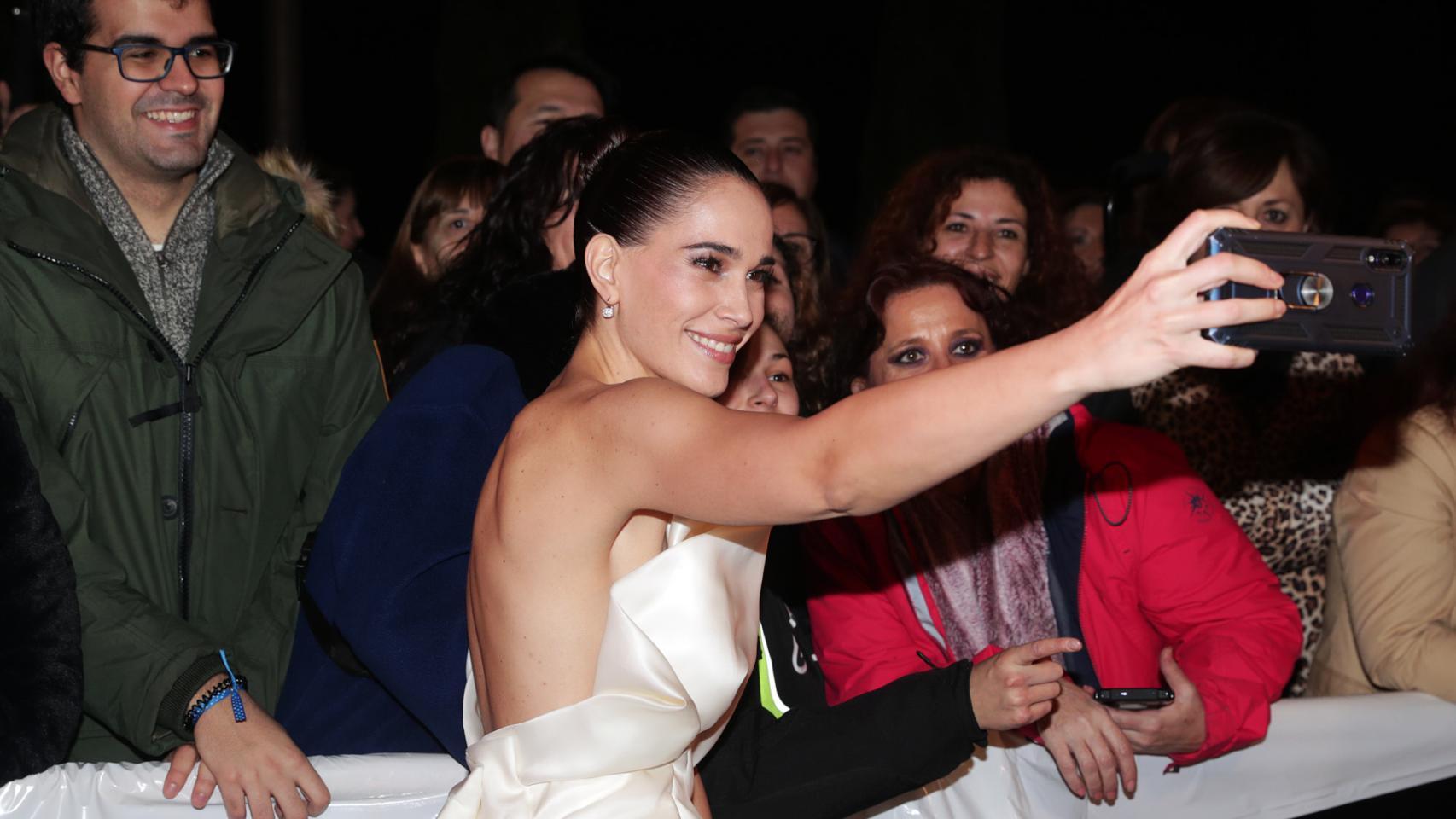Celia Freijeiro sacándose 'selfies' con los fans.