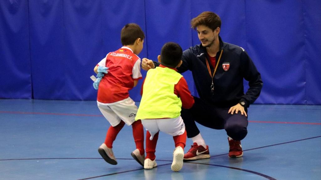 Niños del Electrocor Las Rozas, junto a su entrenador.