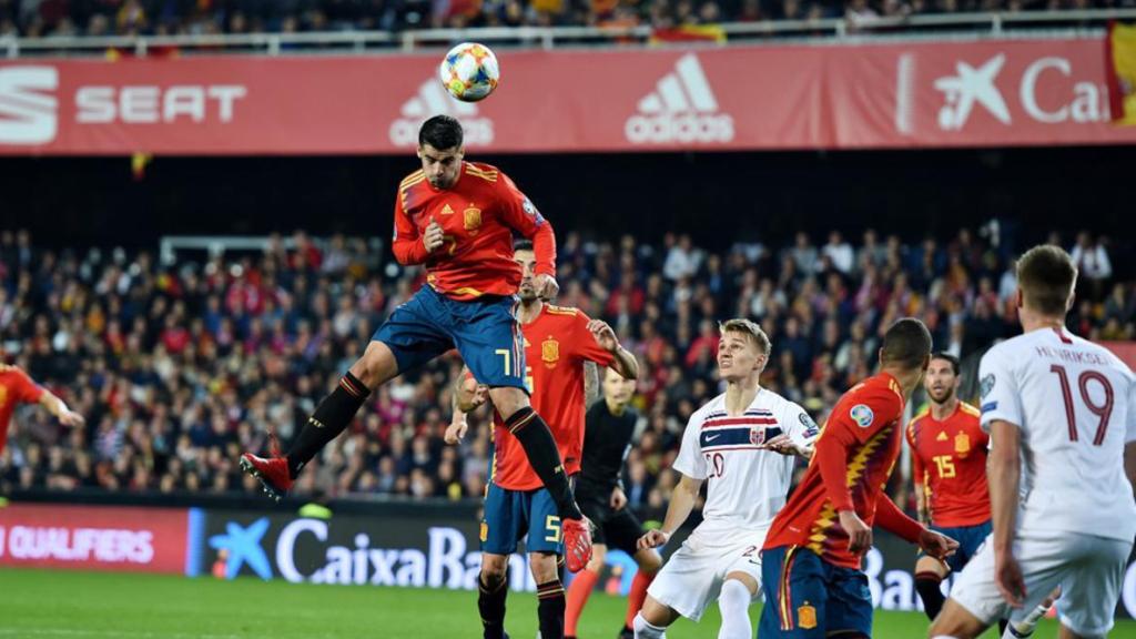 El remate de cabeza, una práctica común en los futbolistas profesionales. En la foto cabecea el español Morata.