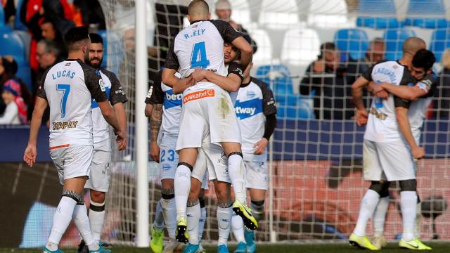 Los jugadores del Alavés celebran un gol