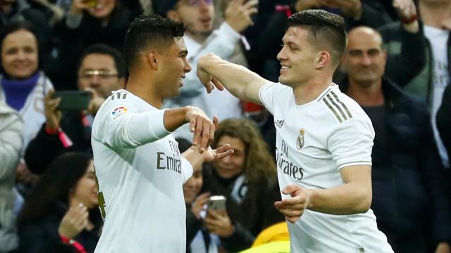 Casemiro celebra con Jovic uno de sus goles al Sevilla
