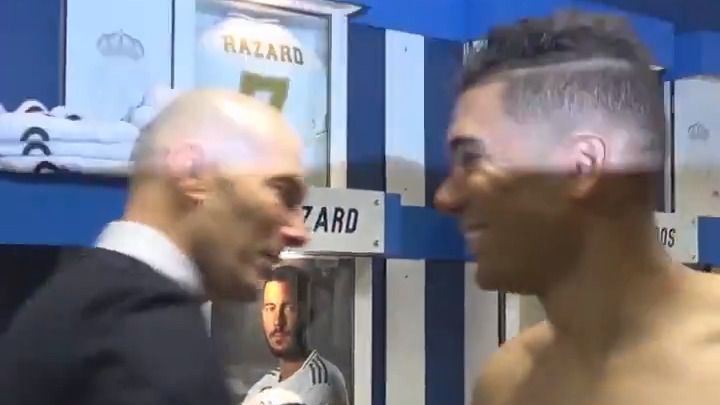Zidane y Casmiro, en el vestuario tras el 2-1 al Sevilla