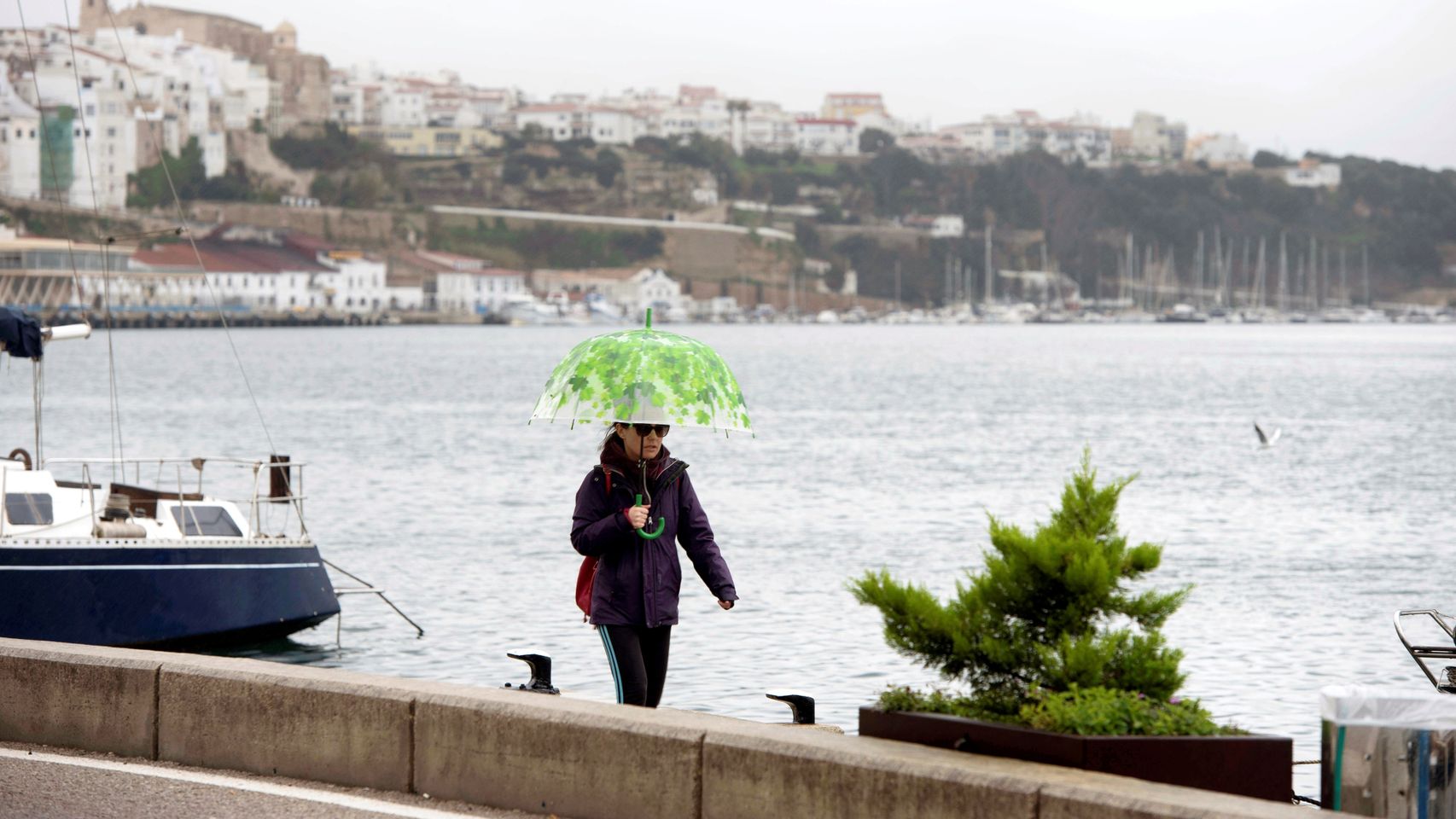 Lluvias en el norte peninsular y descenso térmico en el interior este sábado.
