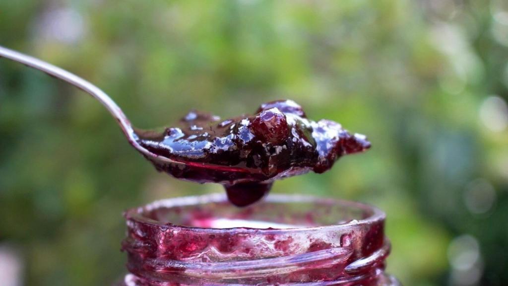 Una cucharada de mermelada con trozos de fruta.