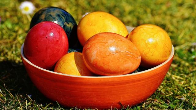 Aprende a diferenciar un huevo cocido de uno crudo