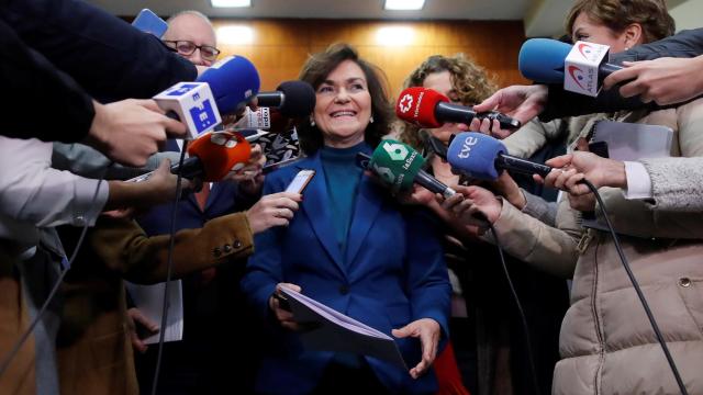 La vicepresidenta del Gobierno, Carmen Calvo, atendiendo a la prensa este lunes.