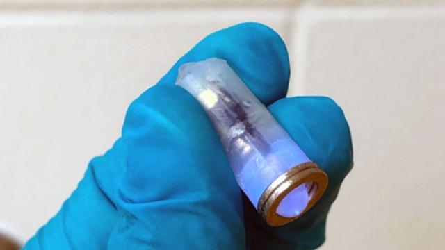 Se puede usar en un LED que se ingiere para descomponer los dispositivos médicos sensibles a la luz.