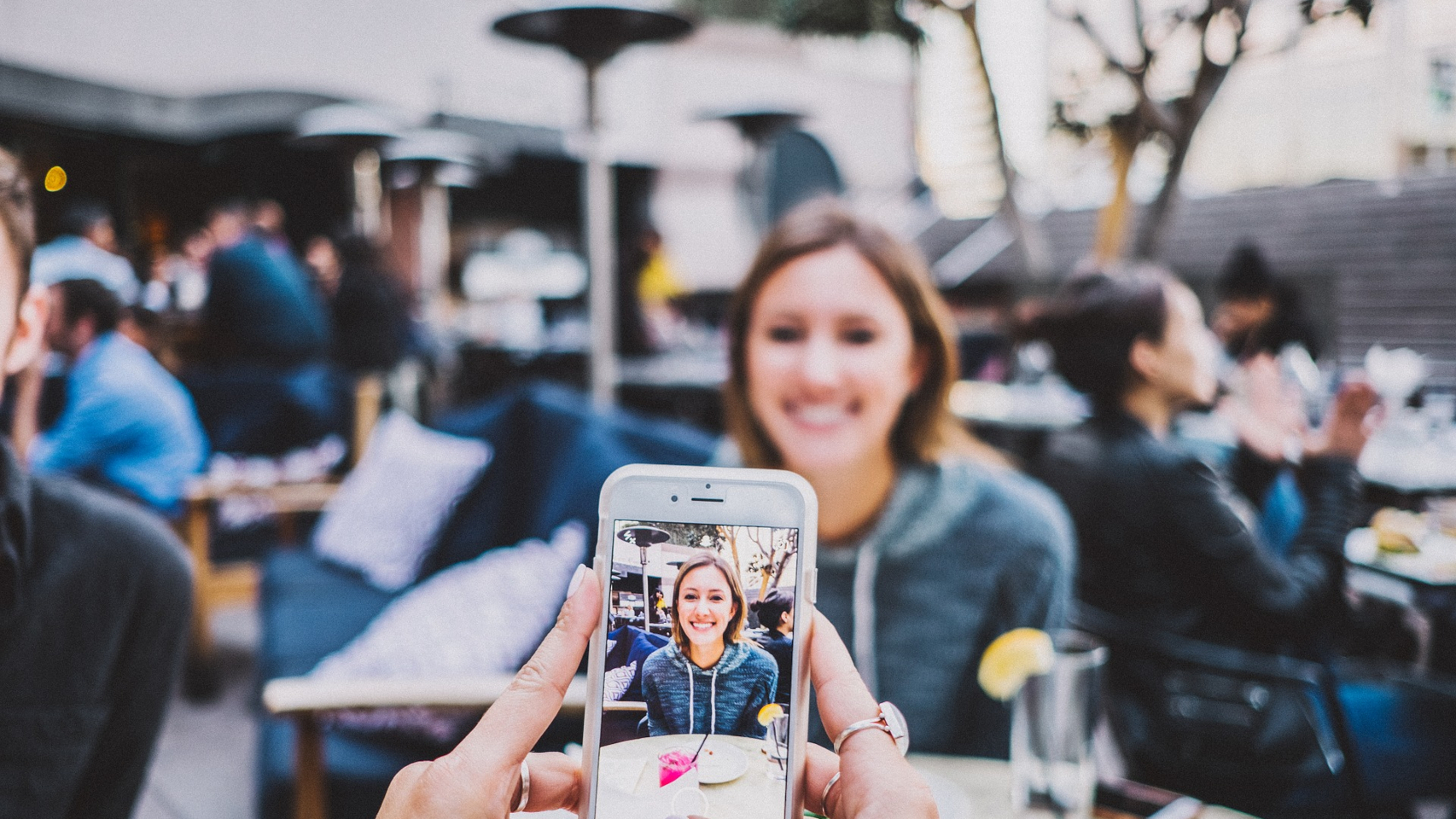 La app sólo necesita una foto. En la imagen, fotografía con un móvil