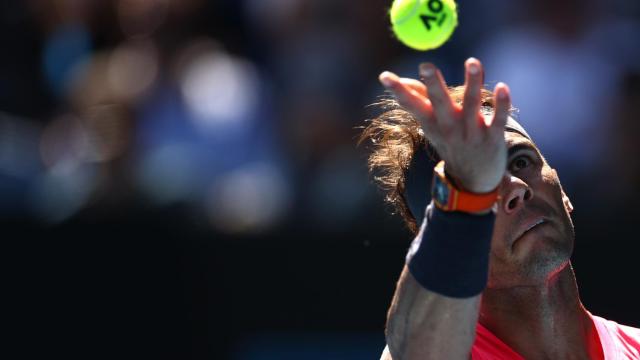 Nadal, al saque durante el partido con Dellien en Melbourne.