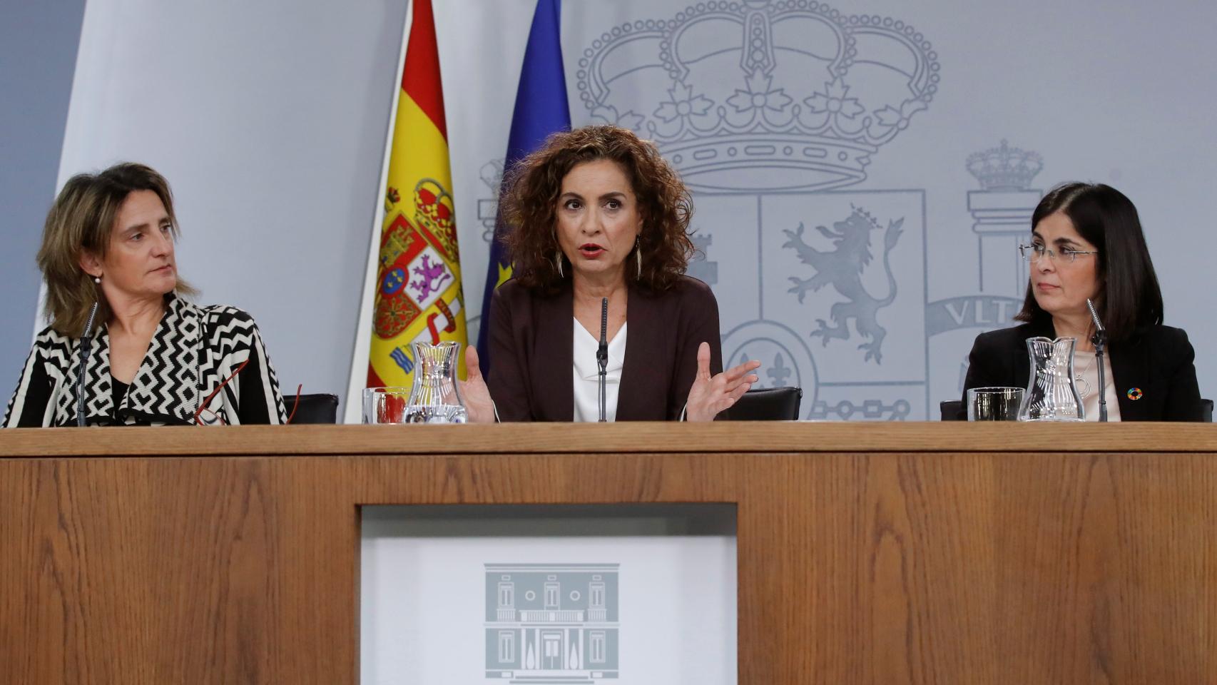La ministra y portavoz, María Jesús Montero, junto con la vicepresidenta Teresa Ribera y la ministra Carolina Darias.