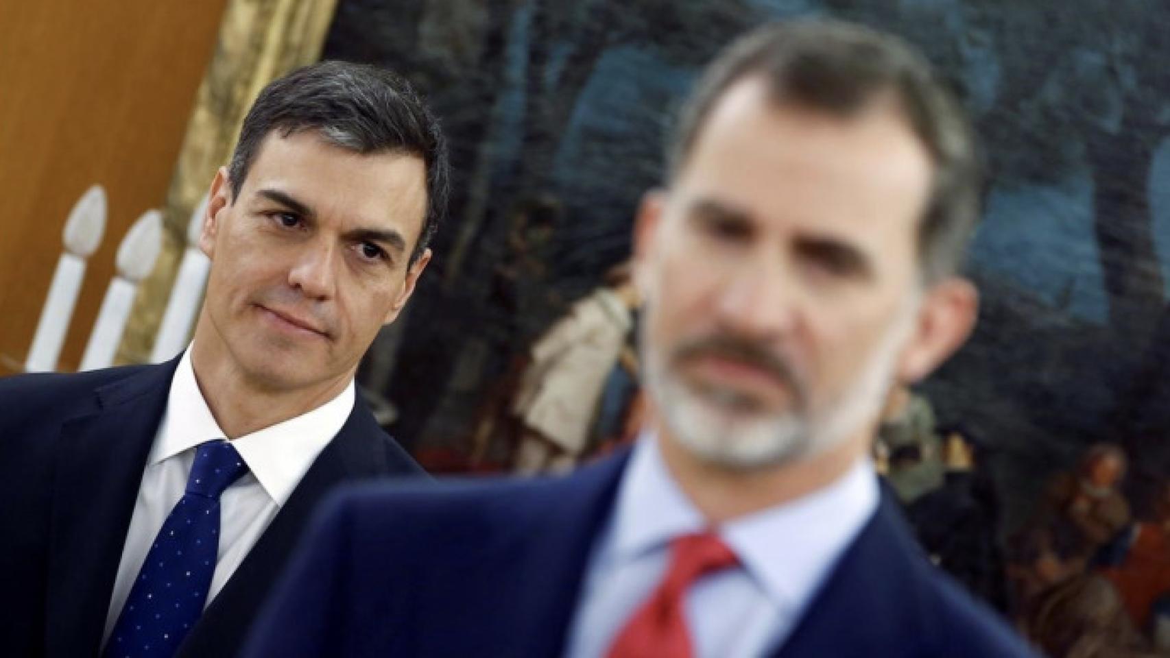 Pedro Sánchez, junto a Felipe VI en Zarzuela.