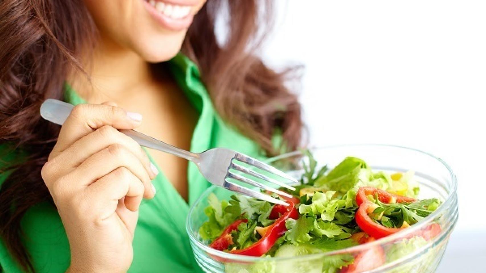 Mujer tomando una ensalada. EP/IMEO