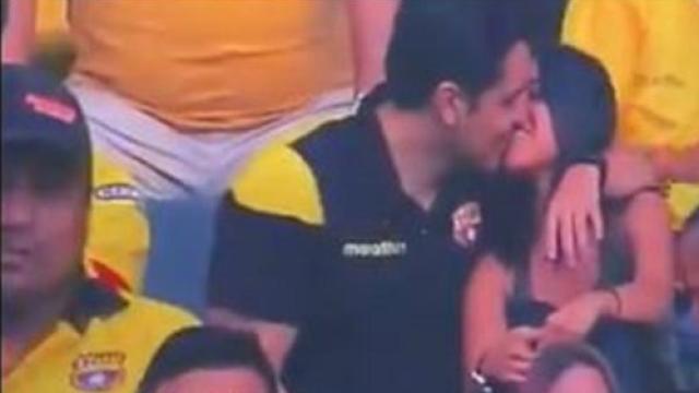 El momento en el que la Kiss Cam pilla al joven siendo infiel