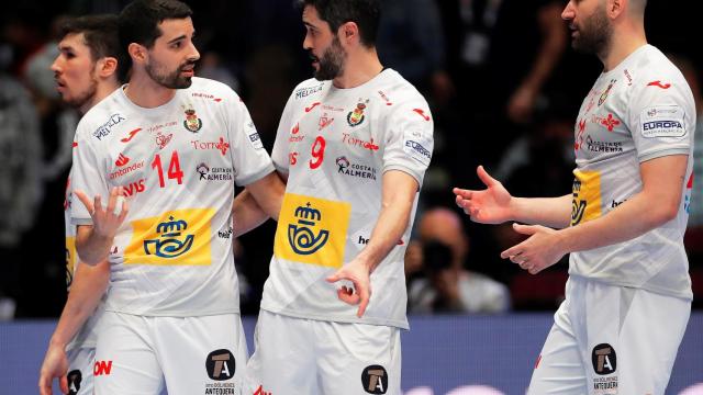 Los jugadores de la selección española de balonmano, durante un partido