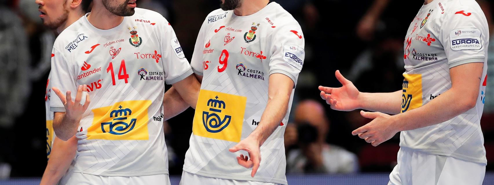 Los jugadores de la selección española de balonmano, durante un partido