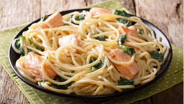 Espaguetis con salmón y espinacas, receta de pescado sin espinas