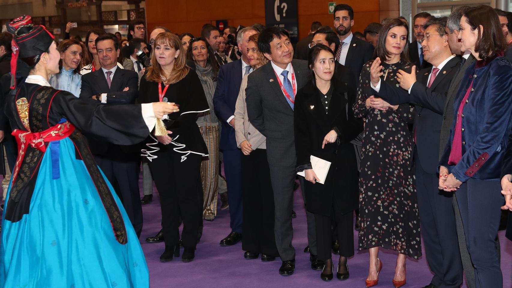 La reina Letizia en el 'stand' de Corea del Sur en Fitur.