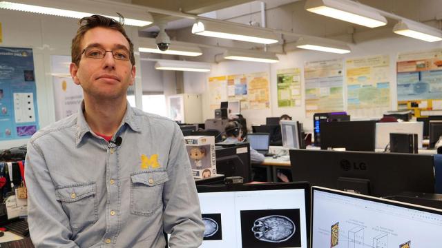 El investigador Karl Thurnhofer con el sistema de IA para tratar las imágenes de resonancia.