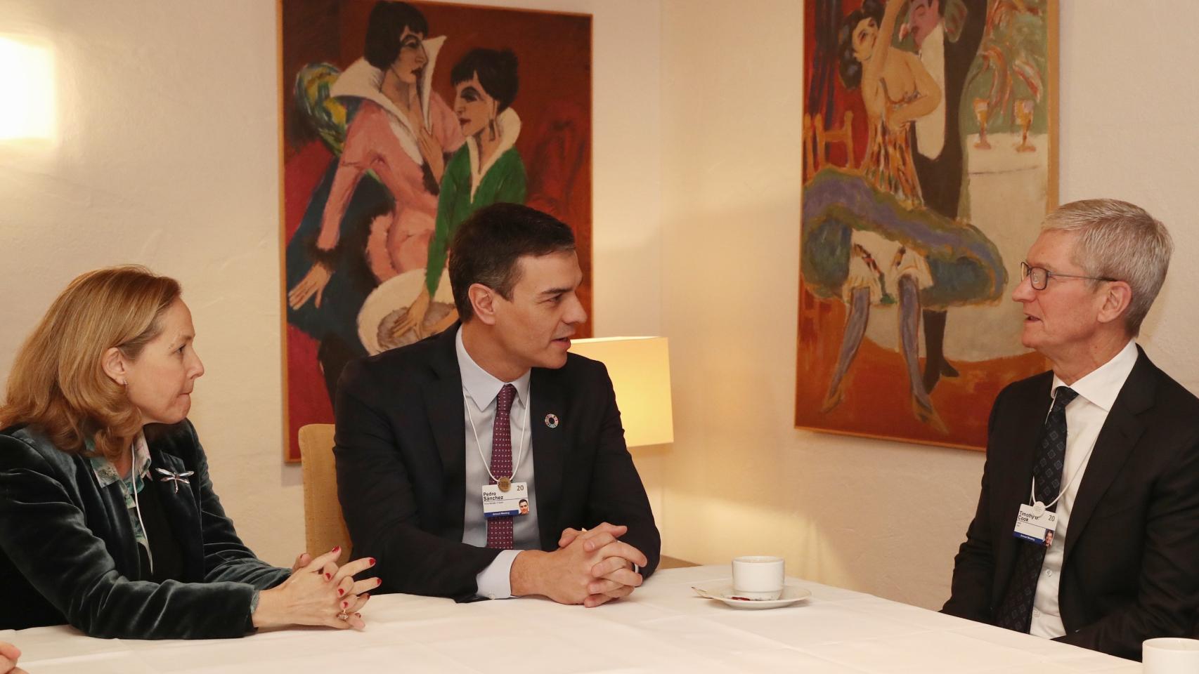 Nadia Calviño, vicepresidenta económica; Pedro Sánchez, presidente del Gobierno y Tim Cook, CEO de Apple.